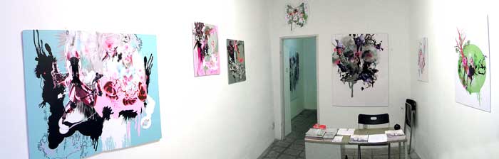 Katharina Berthold im Showroom der Galerie Hrobsky Wien